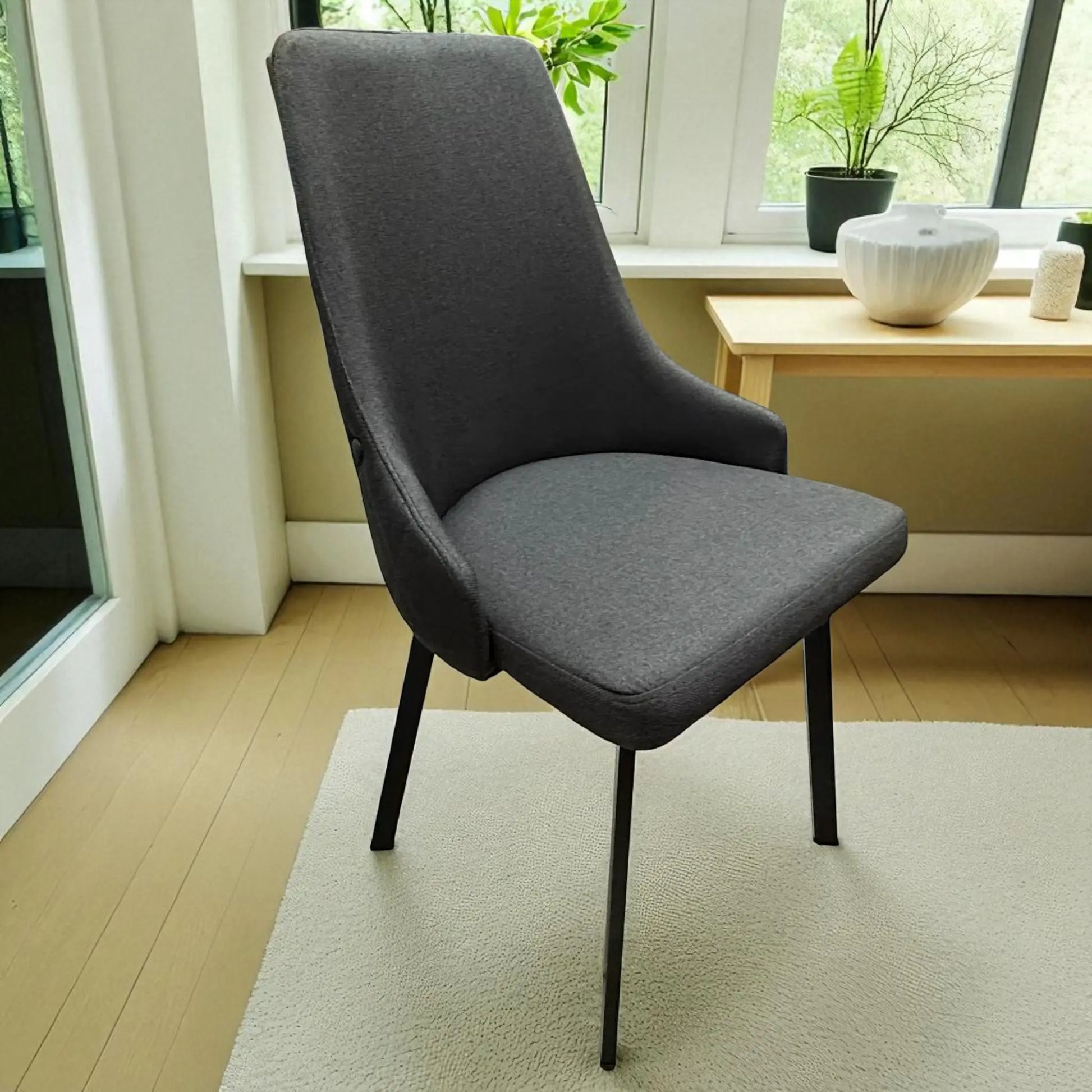 Silla individual del juego de comedor Ambienta DT-06-2237 tapizada en gris oscuro con patas metálicas negras, ideal para comedor moderno.