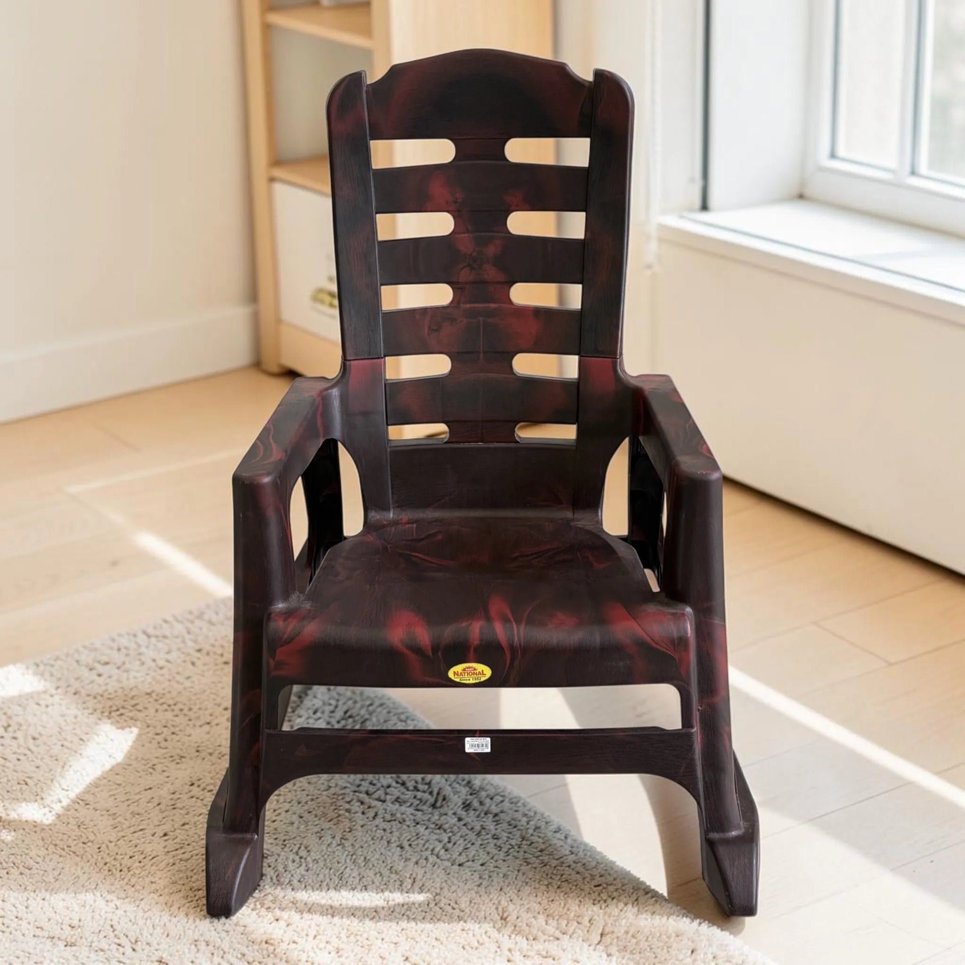 Silla mecedora plástica National acabado Palo de Rosa vista frontal, con diseño tipo madera oscura, respaldo alto, apoyabrazos y estructura de balanceo.