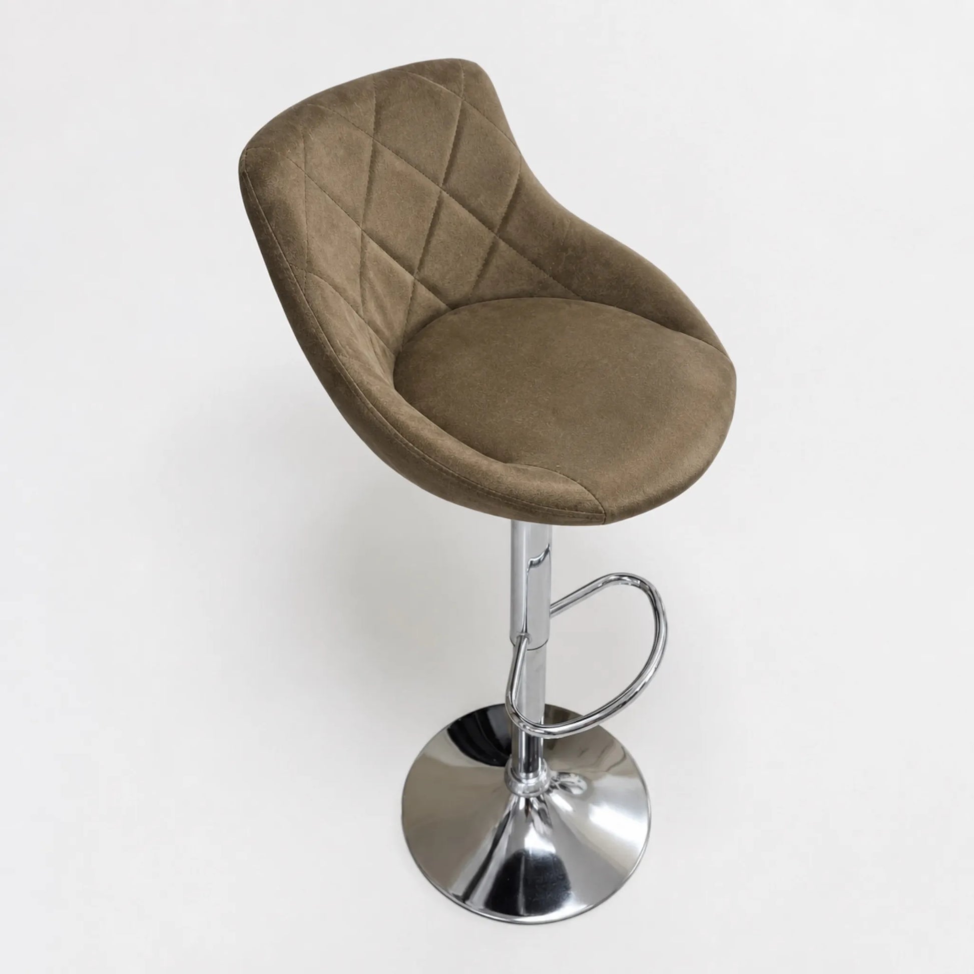 Silla para barra regulable tapizada en terciopelo café taupe, mostrada en vista diagonal derecha con respaldo capitonado, reposabrazos integrados y base cromada.