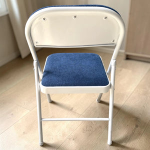 Vista trasera de silla plegable tapizada azul con estructura blanca, modelo CH-3023-BLU de Ambienta Home Decor.