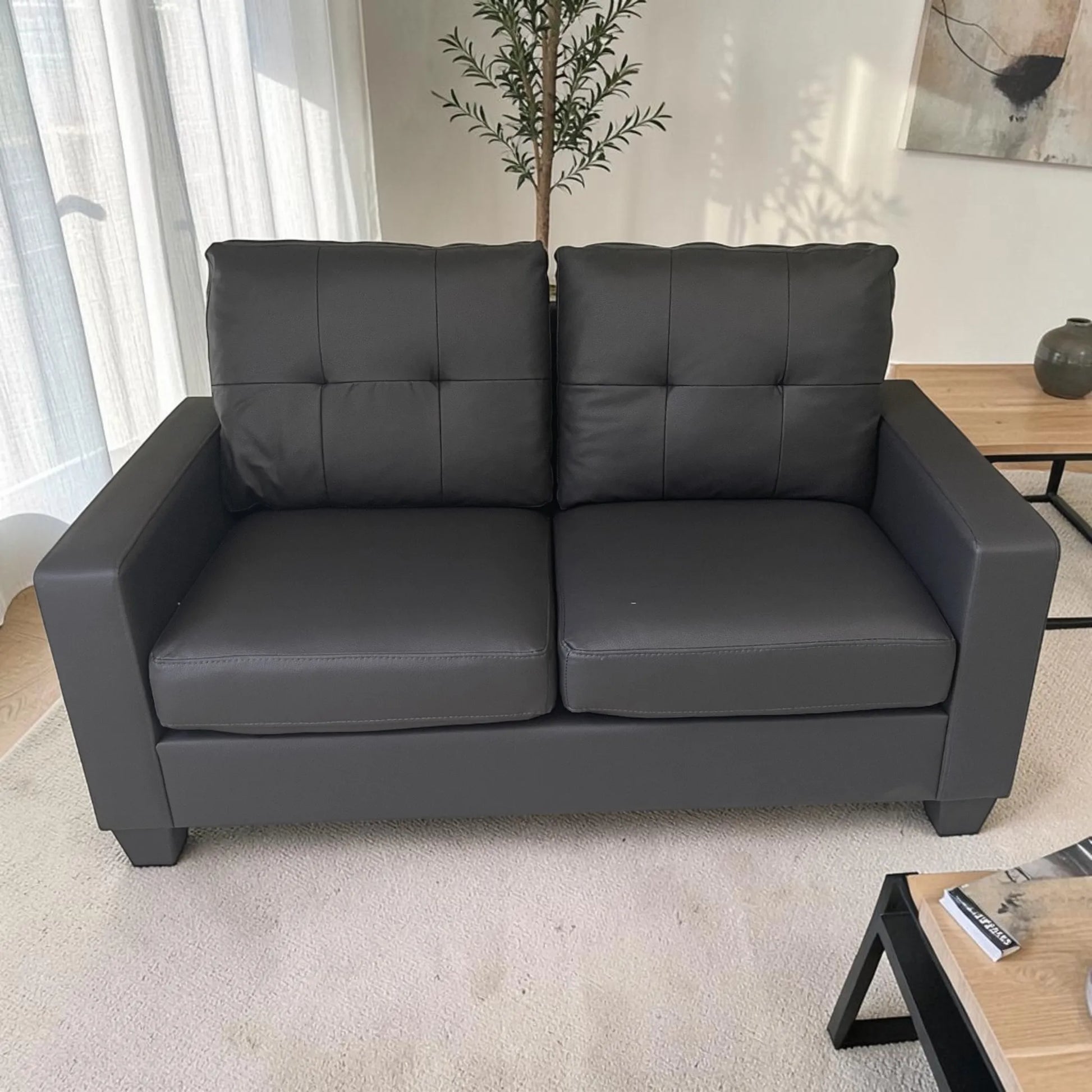 Sofá de 2 asientos SF-711-GREY en cuero sintético gris oscuro, vista frontal con cojines de respaldo capitonados, asientos amplios y brazos rectos.