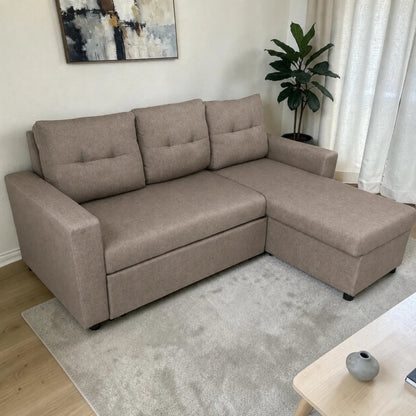 Sofá cama 2 en 1 Ambienta Home Decor color taupe con chaise derecha, vista lateral en sala moderna, tapizado tipo tela, brazos rectos y tres respaldos acolchados.