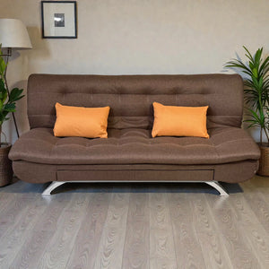 Sofá cama B8-2 color café de Ambienta Home Decor en vista frontal, capitonado, con 2 cojines mostaza/naranja; ancho 195 cm.