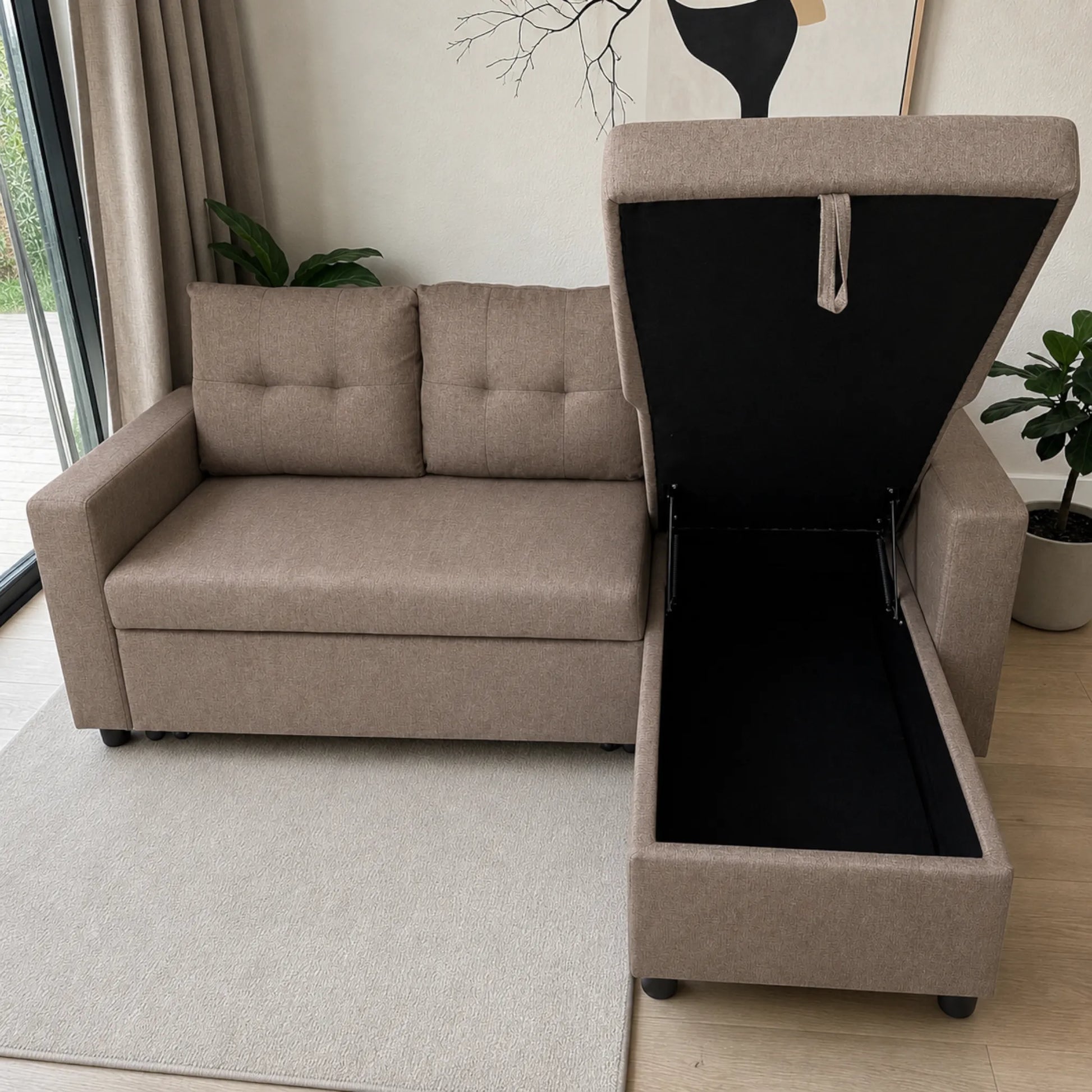 Sofá cama con cajón de almacenamiento color taupe visto de frente, compartimento abierto con interior negro, tapa elevada y tirador de tela.