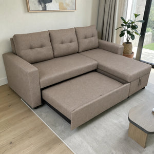 Sofá cama taupe Ambienta Home Decor con extensión deslizable parcialmente abierta, mecanismo inferior visible, chaise derecha y diseño convertible para sala.