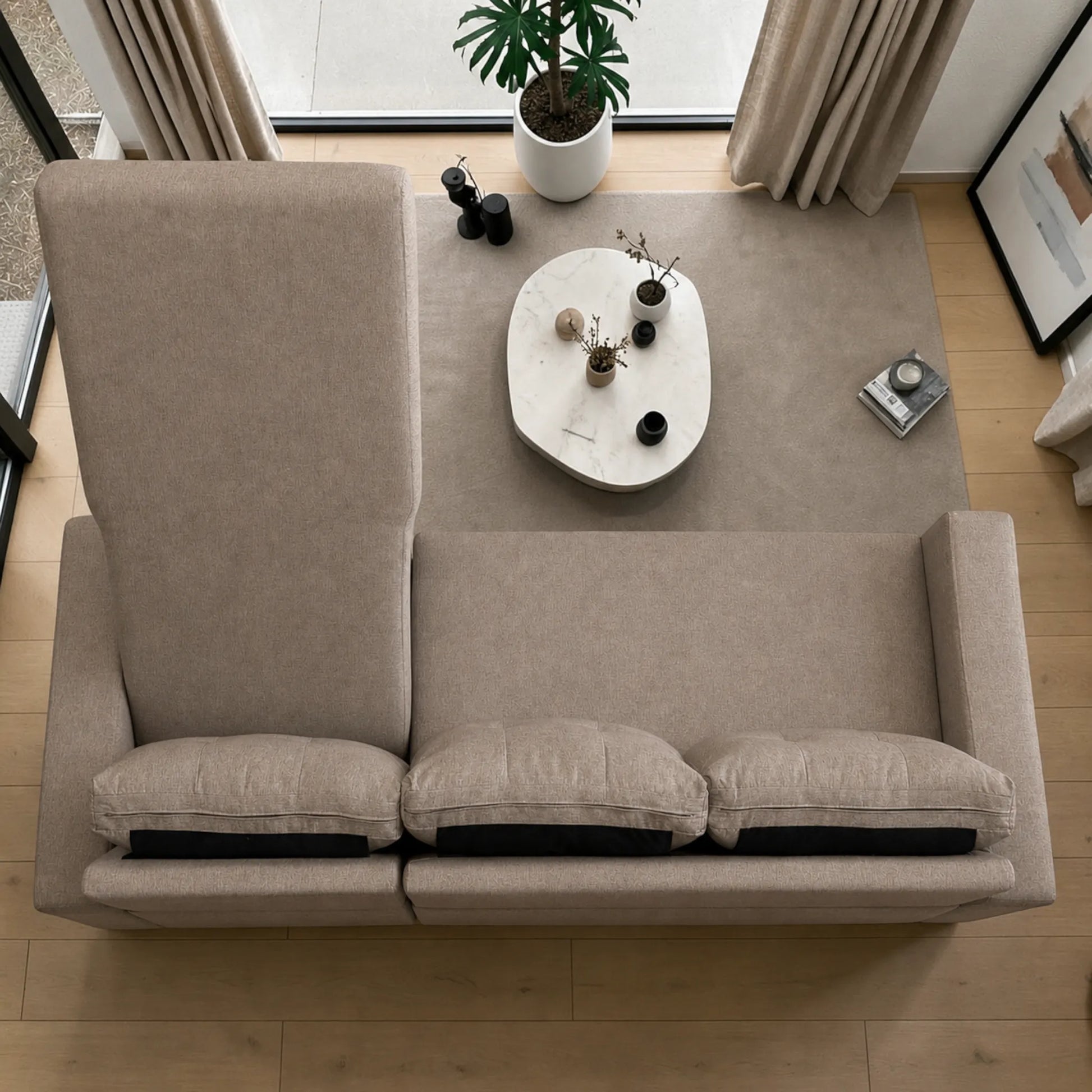 Vista superior del sofá cama taupe con cajón de almacenamiento abierto, tres cojines removibles, brazos rectos y diseño convertible para sala moderna.