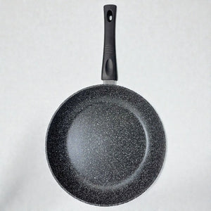 Vista superior del sartén Stonewell 24 cm antiadherente con recubrimiento tipo piedra negro moteado y mango negro, sobre fondo blanco.