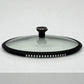 Tapa de vidrio Berlinger Haus BH-8362 vista lateral con borde de silicona y pomo negro sobre fondo blanco.