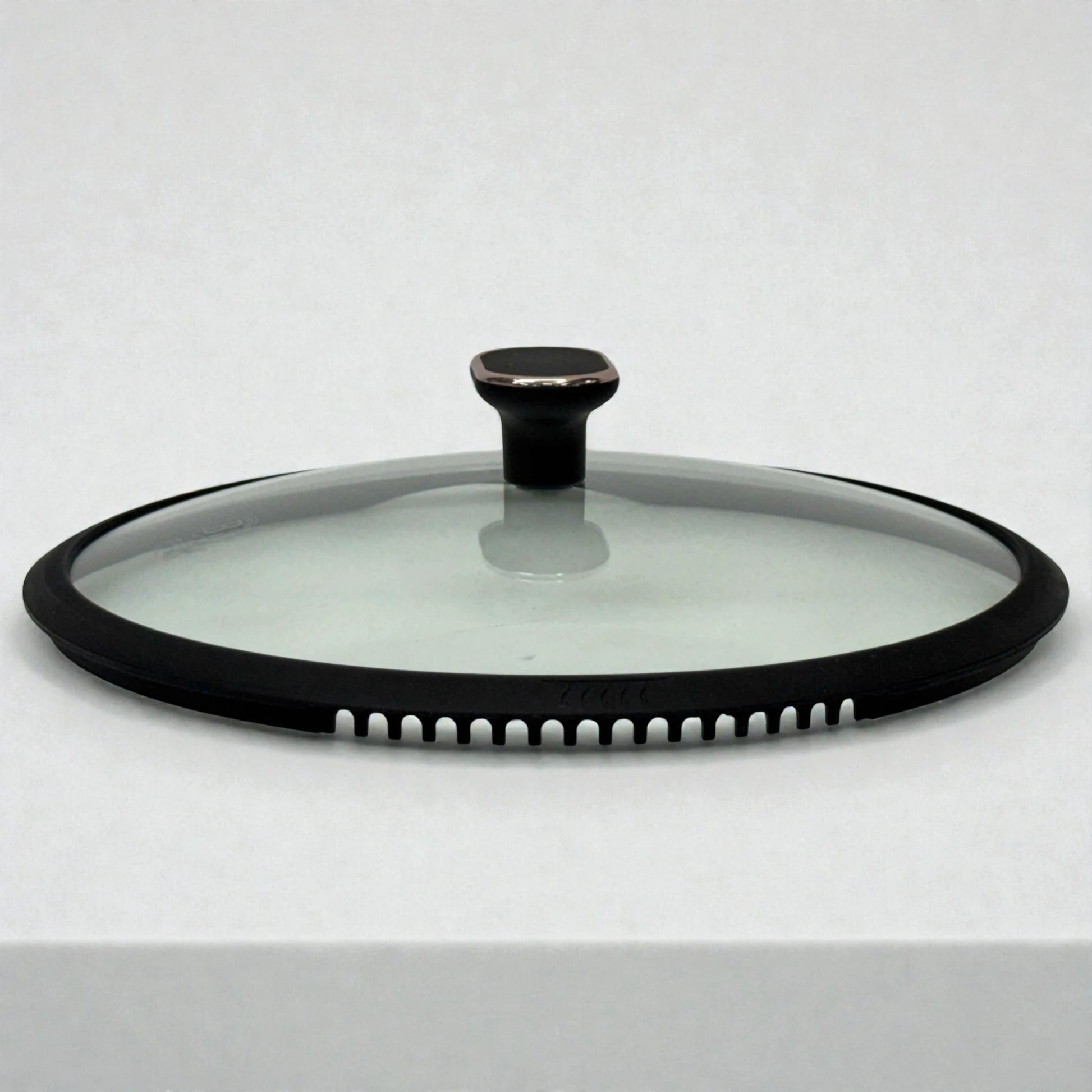 Tapa de vidrio Berlinger Haus BH-8362 vista lateral con borde de silicona y pomo negro sobre fondo blanco.