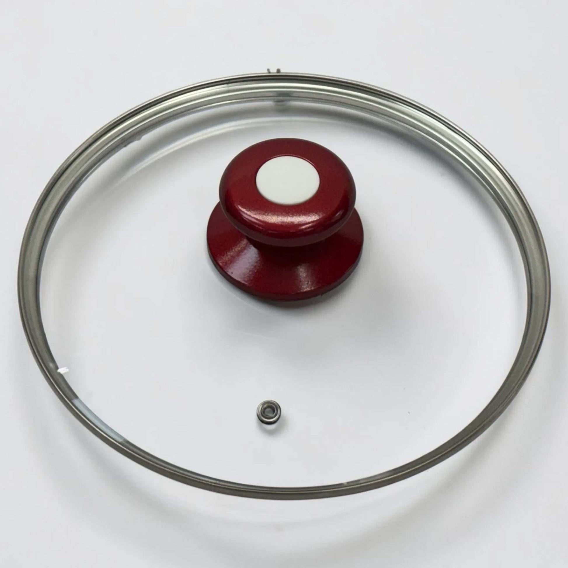 Tapa de vidrio Epicure Escarlata con aro metálico, perilla roja y válvula de vapor, incluida en el set de cocina SKU EP-12PCS-045.