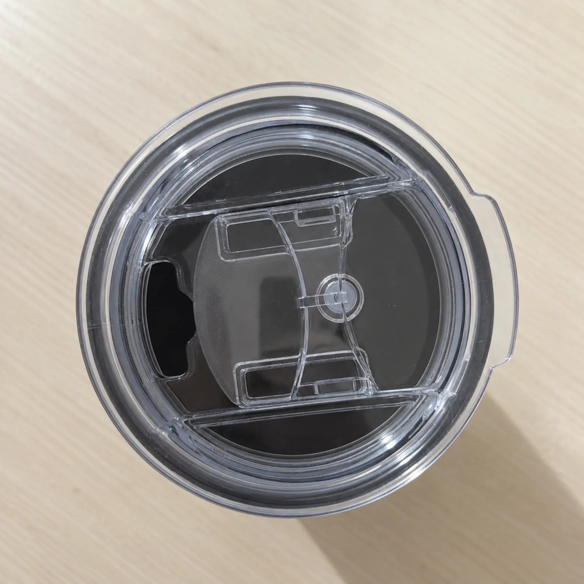 Vista superior de tapa transparente para vaso térmico de 16 oz con cierre deslizante.