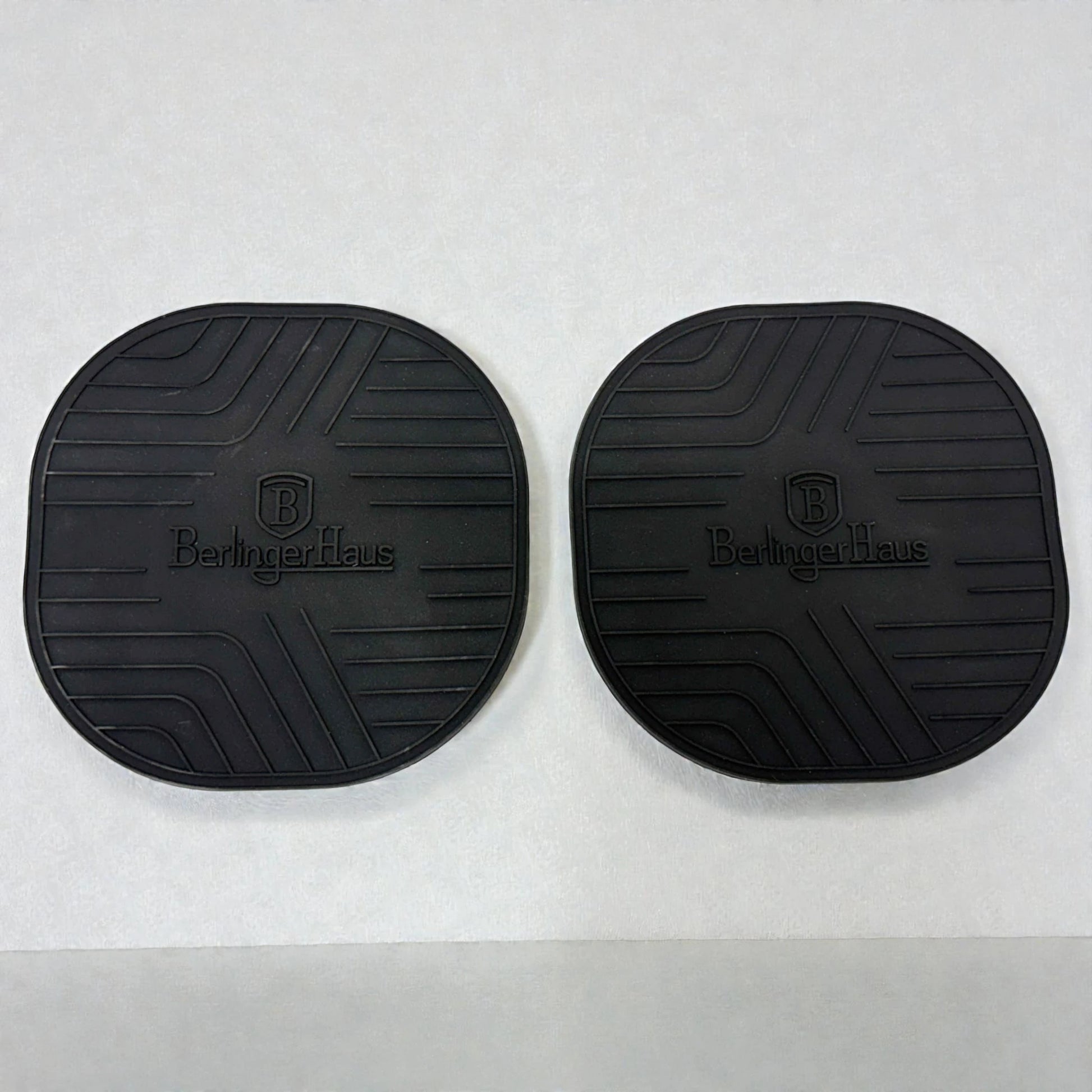 Par de tapetes de silicona Berlinger Haus BH-8362 Black Rose Collection en color negro con logo grabado sobre fondo blanco.