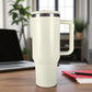 Termo de acero inoxidable color blanco con asa y tapa de rosca, capacidad 1200 ml, sobre escritorio en oficina.