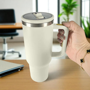 Termo de acero inoxidable color blanco de 1200 ml con asa y tapa de rosca, sostenido en la mano en oficina.