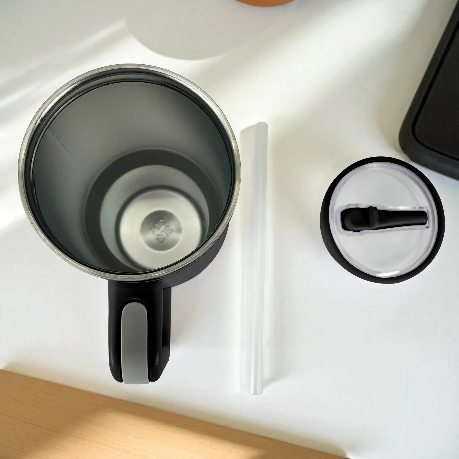 Vista superior de termo de acero inoxidable negro con tapa de rosca y pajilla incluida, capacidad 1200 ml.