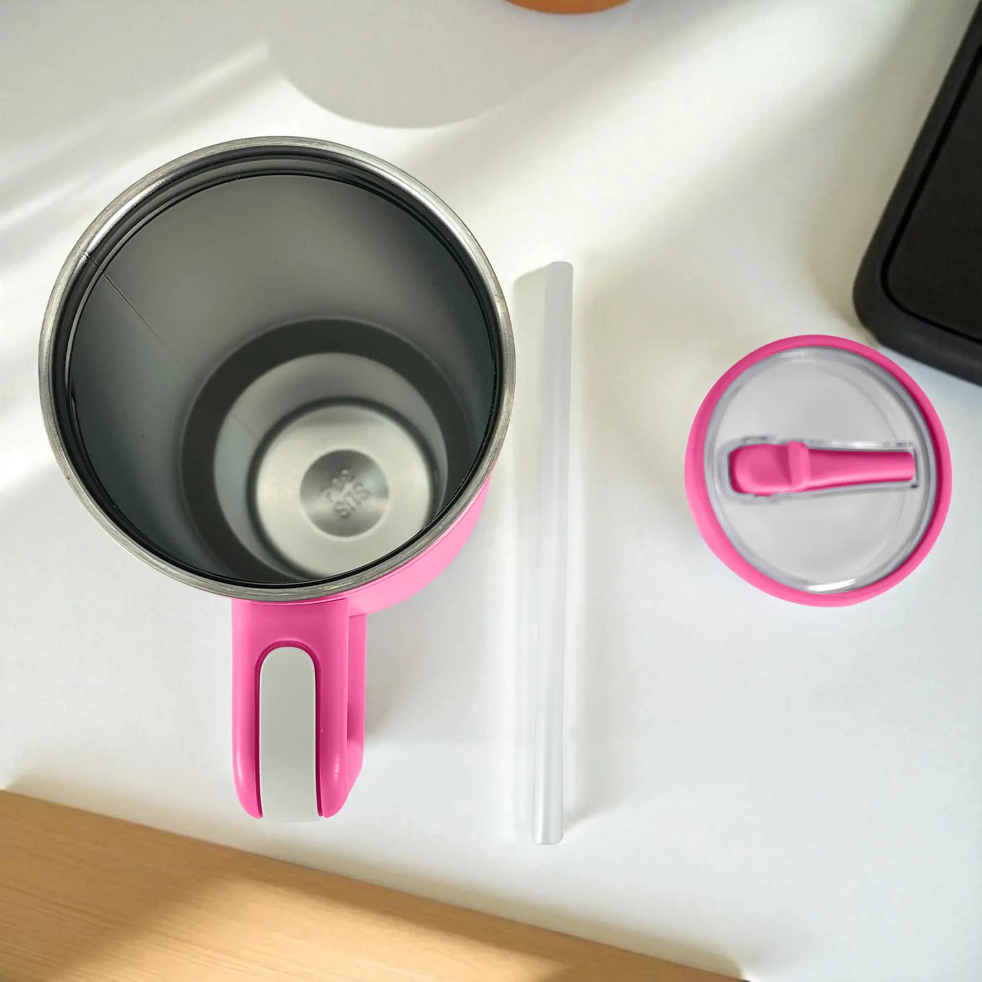 Vista superior de termo de acero inoxidable color rosa con tapa de rosca y pajilla incluida, capacidad 1200 ml.
