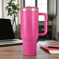 Termo de acero inoxidable color rosa con asa y tapa de rosca, capacidad 1200 ml, sobre escritorio en oficina.