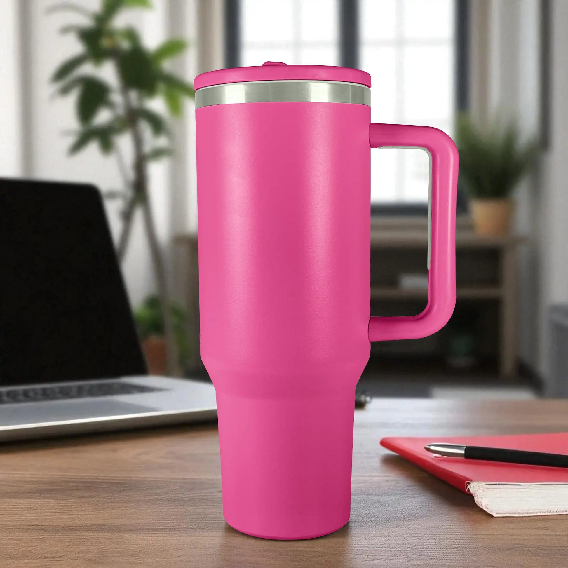 Termo de acero inoxidable color rosa con asa y tapa de rosca, capacidad 1200 ml, sobre escritorio en oficina.