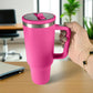 Termo de acero inoxidable color rosa de 1200 ml con asa y tapa de rosca, sostenido en la mano en oficina.