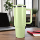Termo de acero inoxidable color verde claro con asa y tapa de rosca, capacidad 1200 ml, sobre escritorio en oficina.