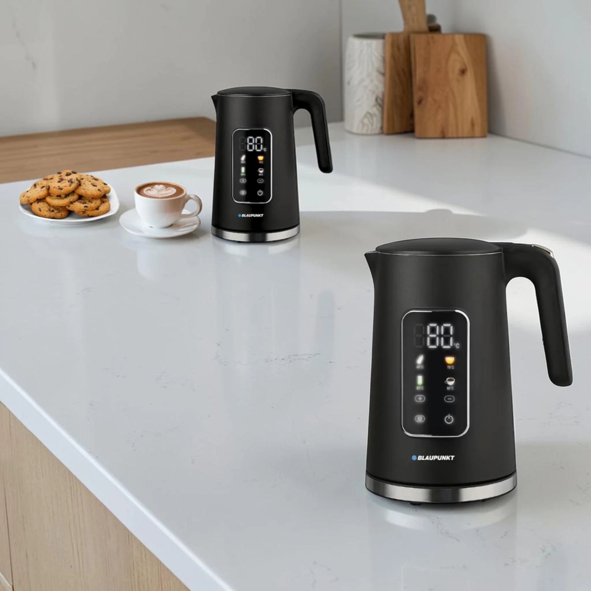 Tetera digital Blaupunkt BKDK9810 negra en cocina moderna junto a taza de café y galletas, mostrando uso cotidiano de 1.7 litros