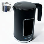 Tetera digital Blaupunkt BKDK9810 color negro de 1.7 litros con pantalla táctil, vista frontal con caja del producto al fondo