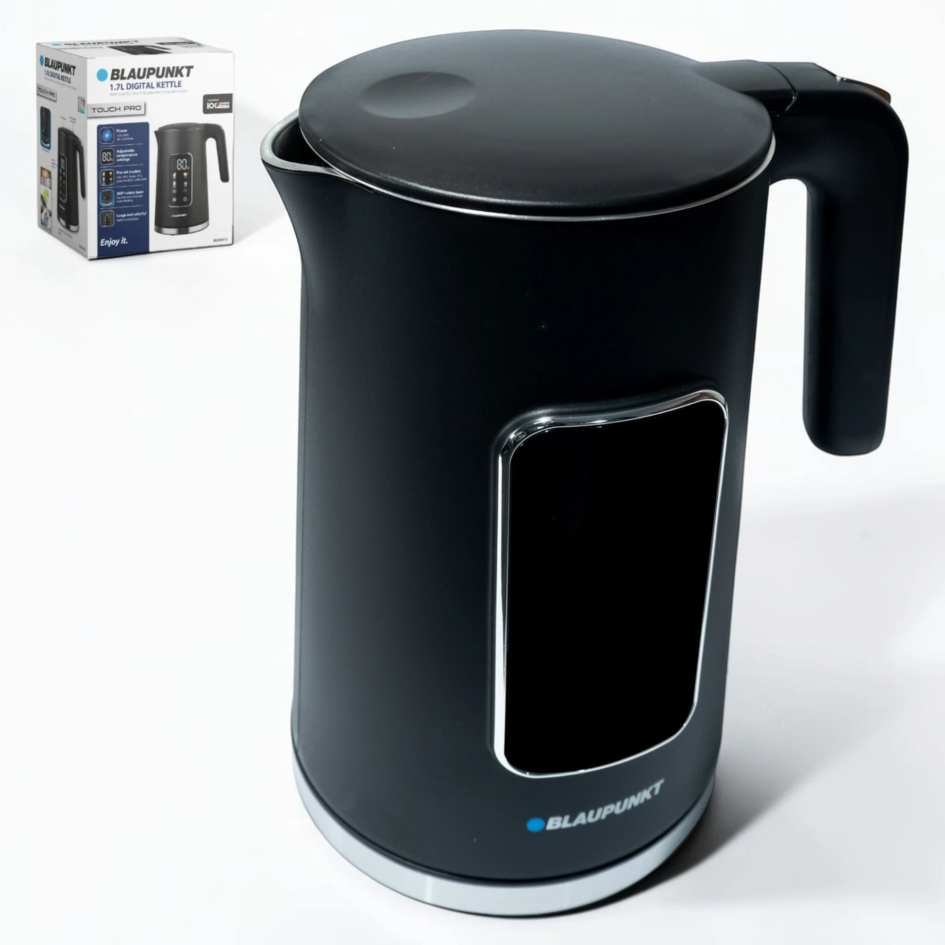 Tetera digital Blaupunkt BKDK9810 color negro de 1.7 litros con pantalla táctil, vista frontal con caja del producto al fondo