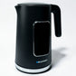 Tetera digital Blaupunkt BKDK9810 negra de 1.7 litros con diseño moderno y pantalla táctil, vista lateral sobre fondo blanco