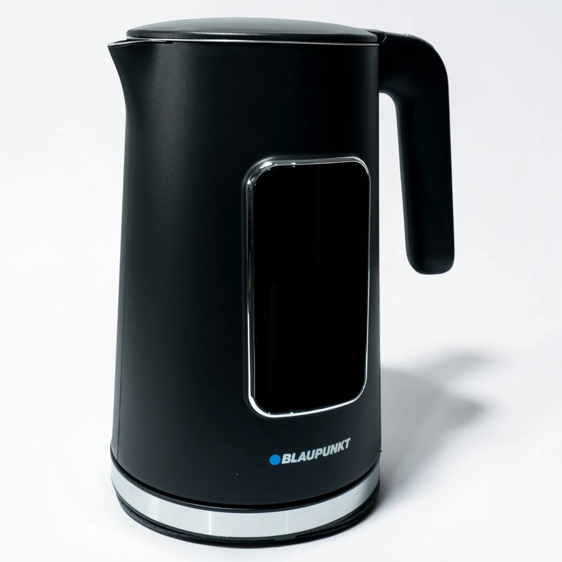 Tetera digital Blaupunkt BKDK9810 negra de 1.7 litros con diseño moderno y pantalla táctil, vista lateral sobre fondo blanco