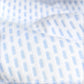 Acercamiento de la textura tejida blanca y celeste de la almohada refrescante Pacific Home.