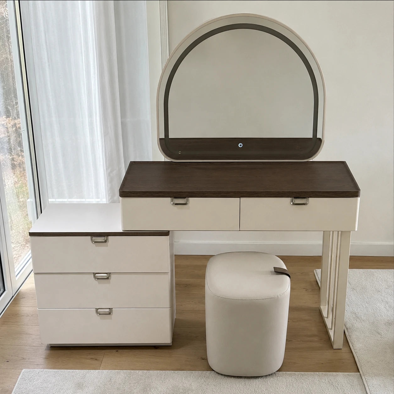 Vista frontal del Tocador Vanity 3 en 1 DT-1004 en color blanco con cubierta nogal, espejo LED semicircular, banco acolchado y gavetero lateral.