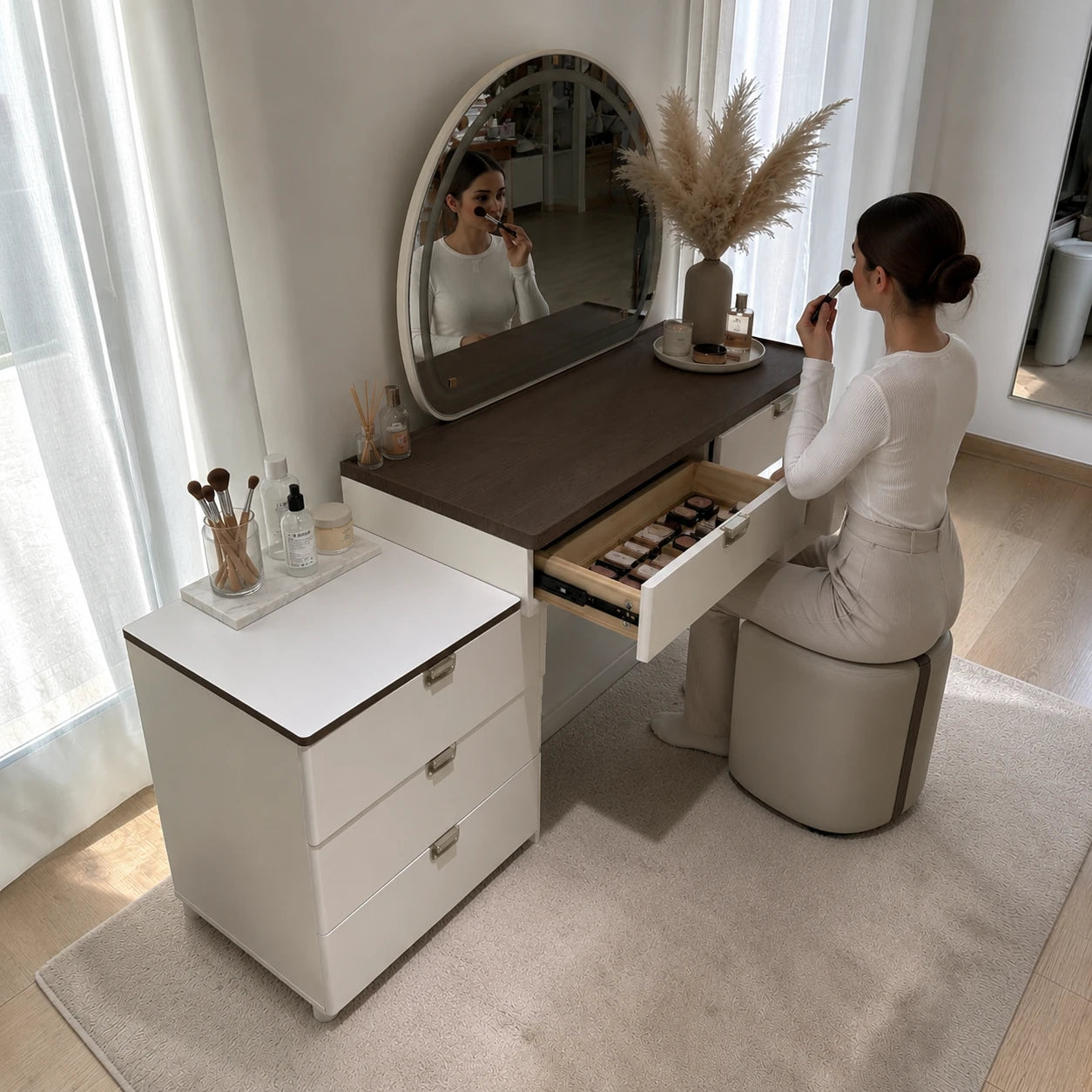 Tocador Vanity DT-1004 con gaveta central abierta para organizar maquillaje, espejo LED y banco acolchado en color beige.