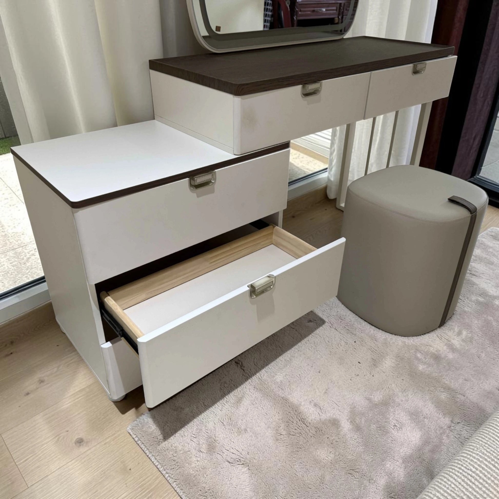 Detalle del gavetero lateral del Tocador Vanity DT-1004 con cajón abierto, correderas metálicas, tiradores metálicos y acabado blanco con nogal.