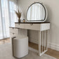 Vista lateral derecha del Tocador Vanity DT-1004 con patas metálicas blancas, cubierta color nogal, espejo LED y banco acolchado.