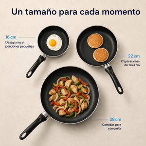 Tres tamaños de sartenes Caracol: 16 cm con huevo para porciones pequeñas, 22 cm con panqueques y 28 cm con pollo y vegetales para compartir.