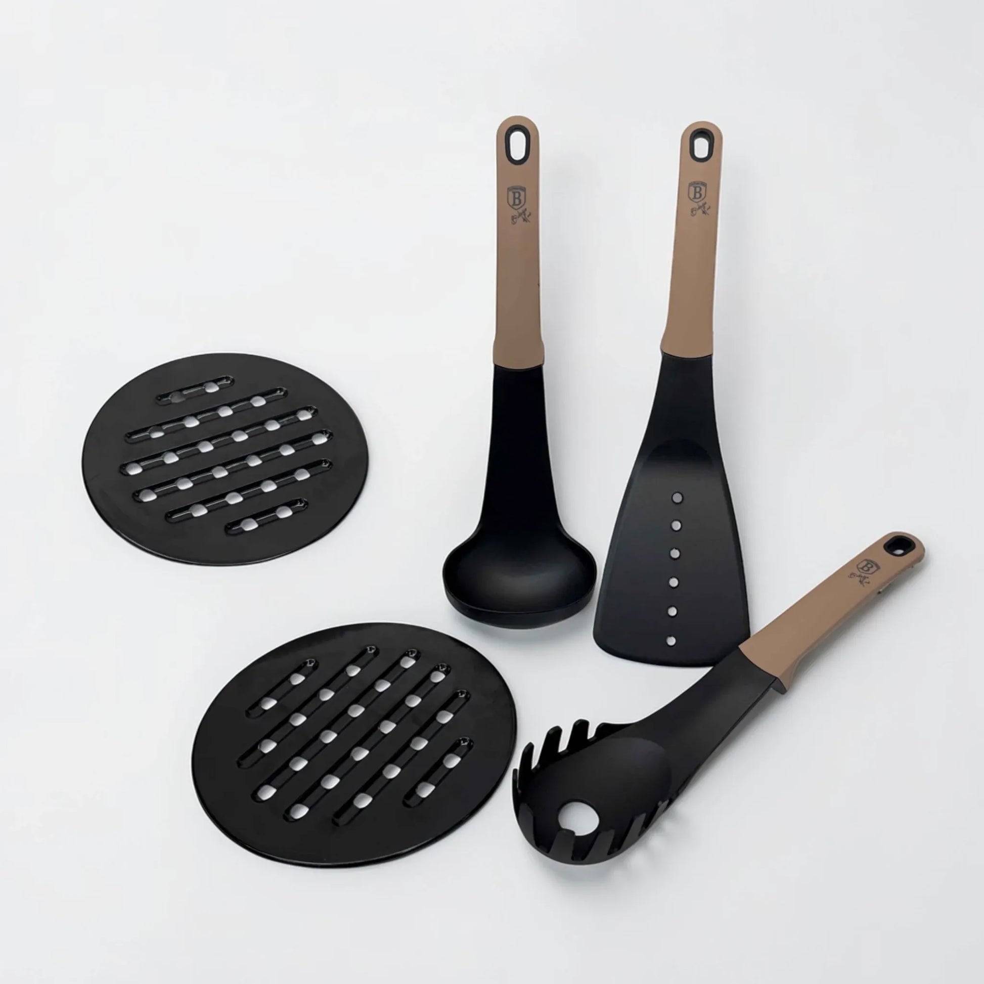 Accesorios del set Berlinger Haus Metallic Line Rosegold BH-1224N: cucharón, espátula ranurada, cuchara para espagueti y dos protectores redondos negros, presentados sobre fondo blanco.