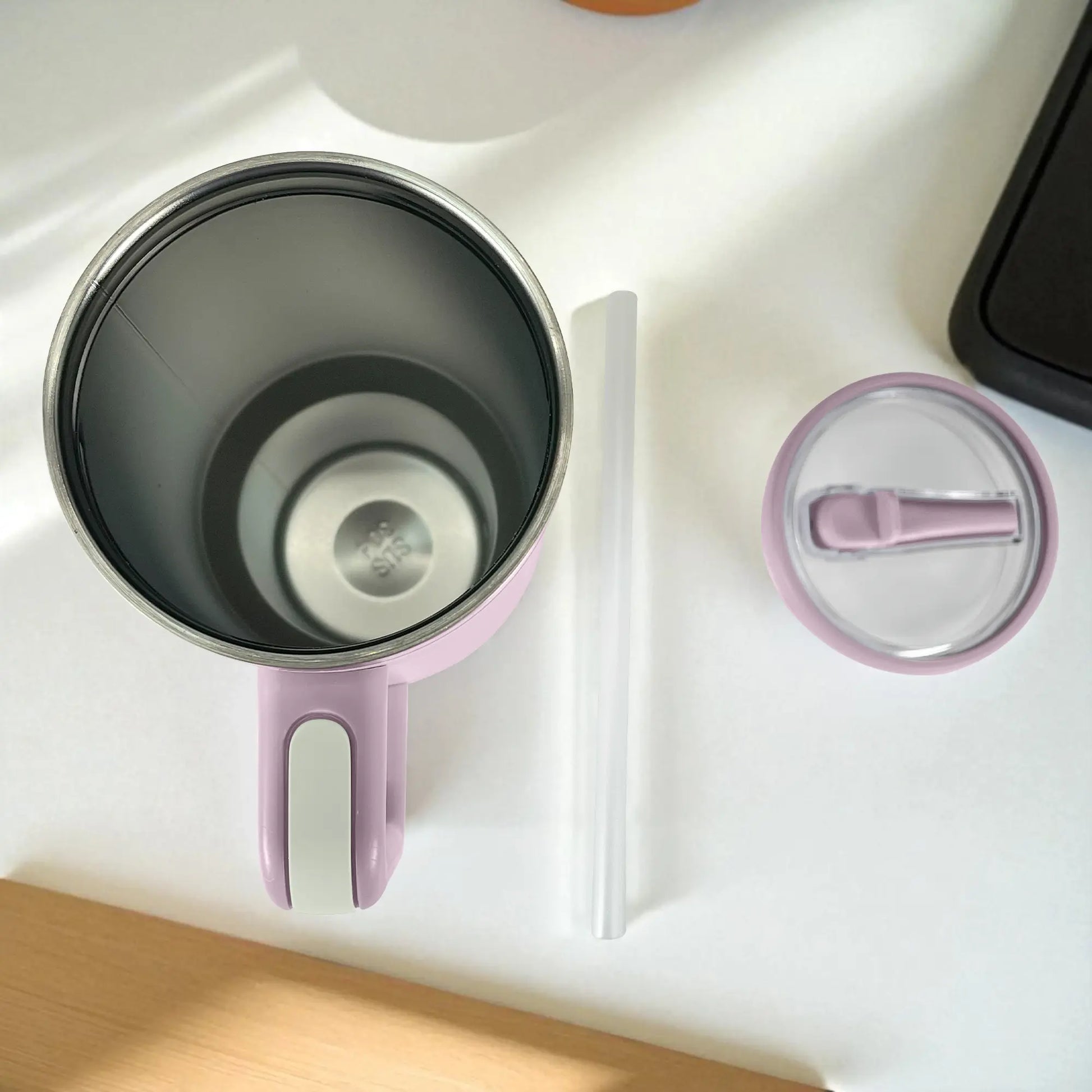 Vaso térmico de acero inoxidable color morado lila de 1200 ml con tapa y popote reutilizable, visto desde arriba con los accesorios separados sobre escritorio.