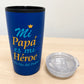 Vaso térmico azul de 16 oz con diseño “Mi Papá es mi Héroe” junto a su tapa transparente removible.