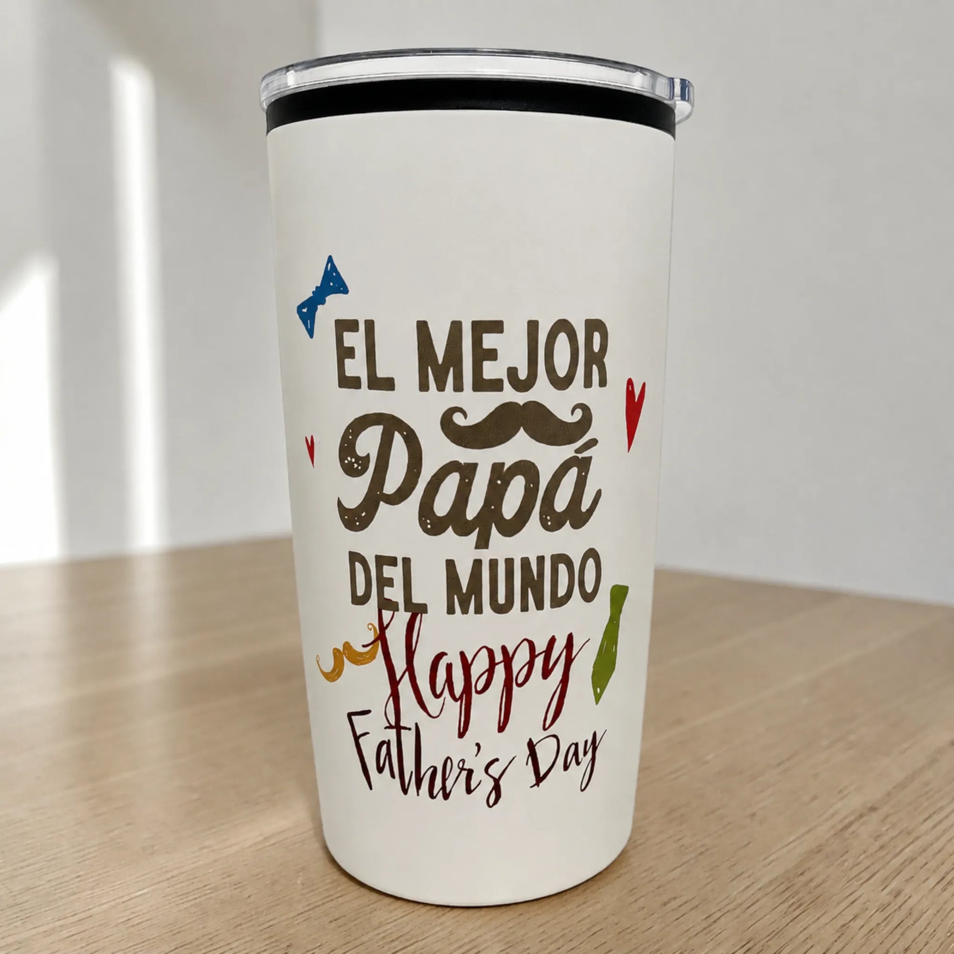 Vaso térmico blanco de 16 oz para Día del Padre con diseño “El Mejor Papá del Mundo” y detalles decorativos.