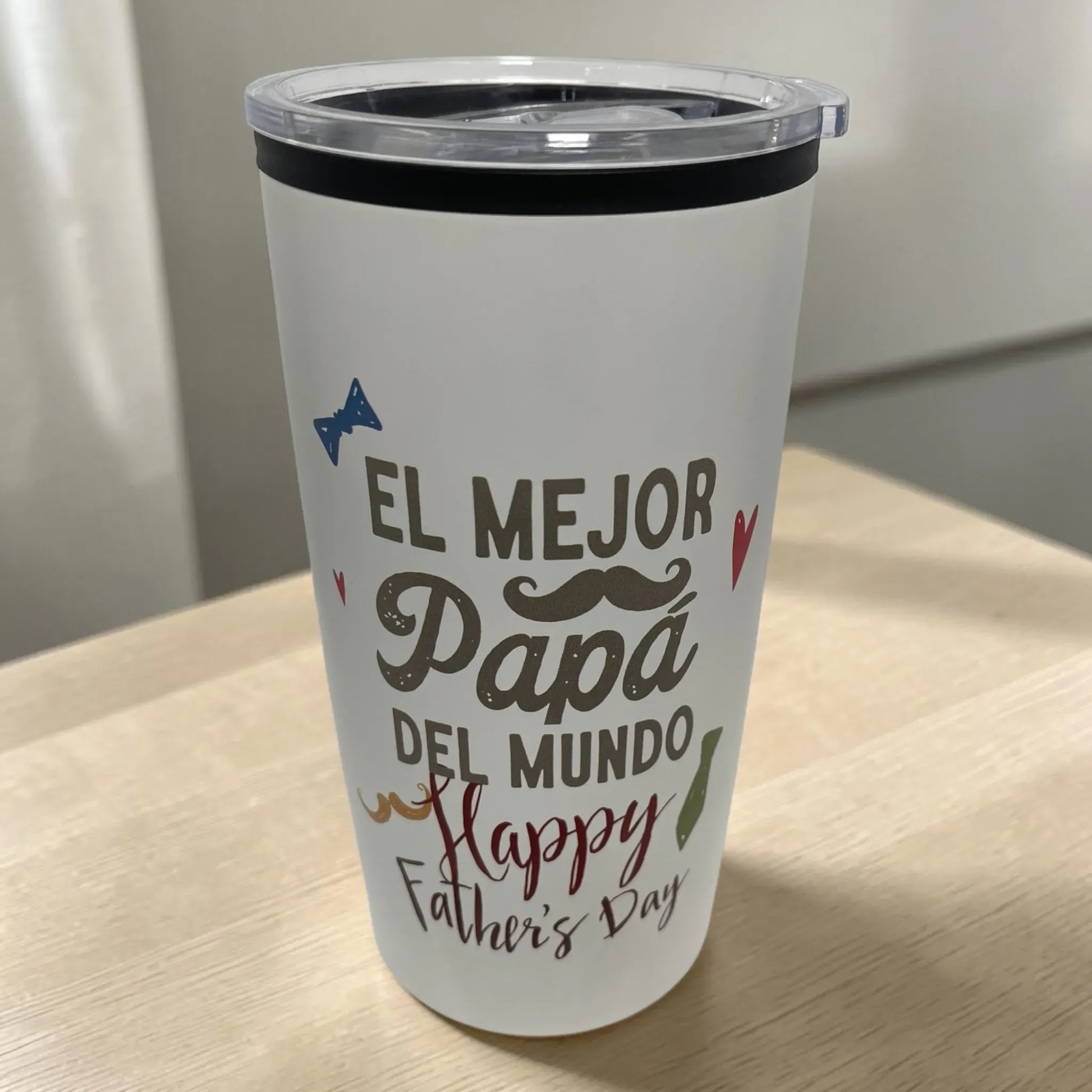Vaso térmico blanco de 16 oz con tapa transparente y diseño “El Mejor Papá del Mundo”.