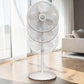 Ventilador Lasko 1820 blanco con oscilación amplia en sala, pedestal ajustable y base redonda estable.