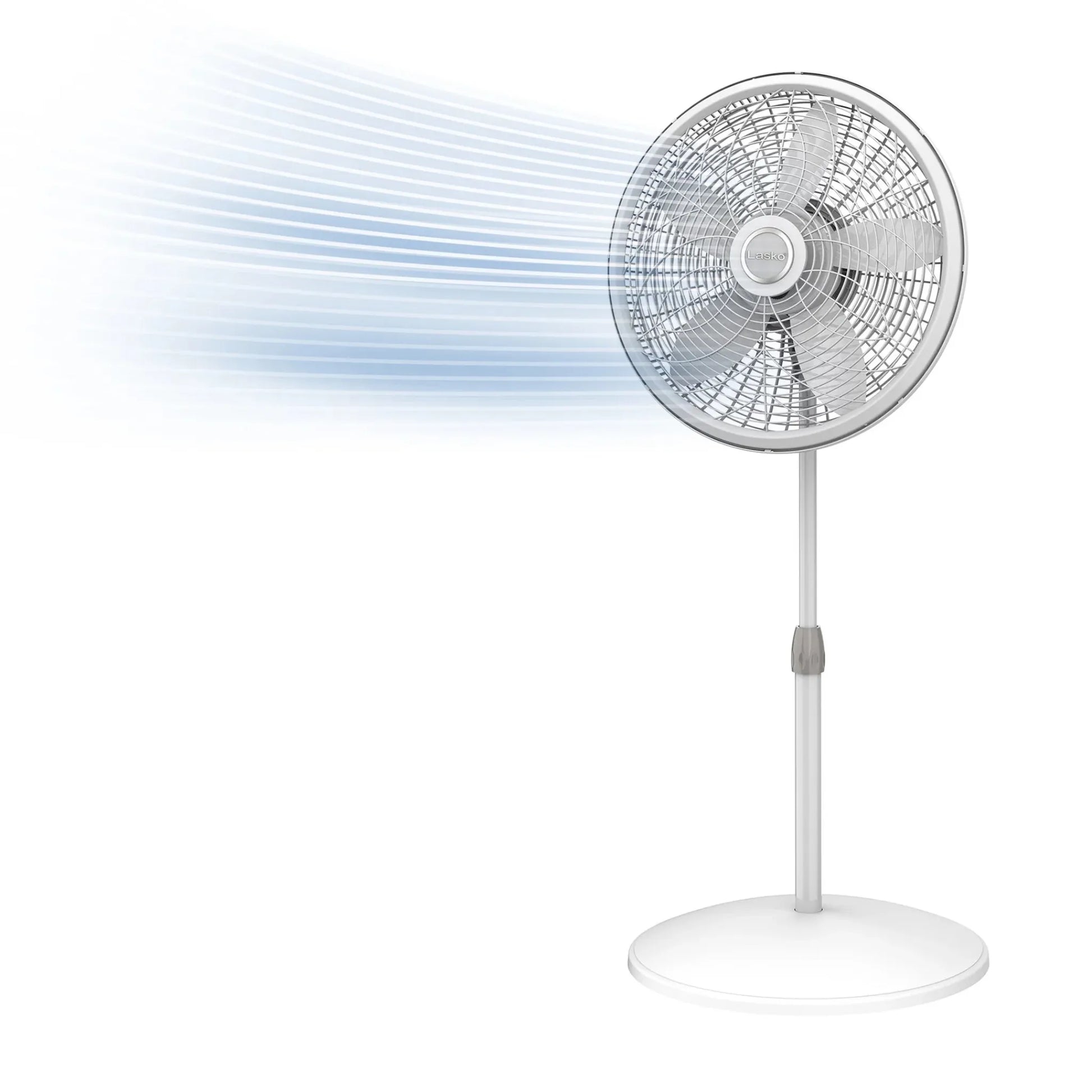 Ventilador pedestal Lasko 1820 blanco de 18 pulgadas mostrando flujo de aire potente hacia el frente.
