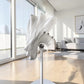 Ventilador pedestal Lasko 1820 blanco visto de lado, mostrando cabezal inclinable y movimiento oscilante.