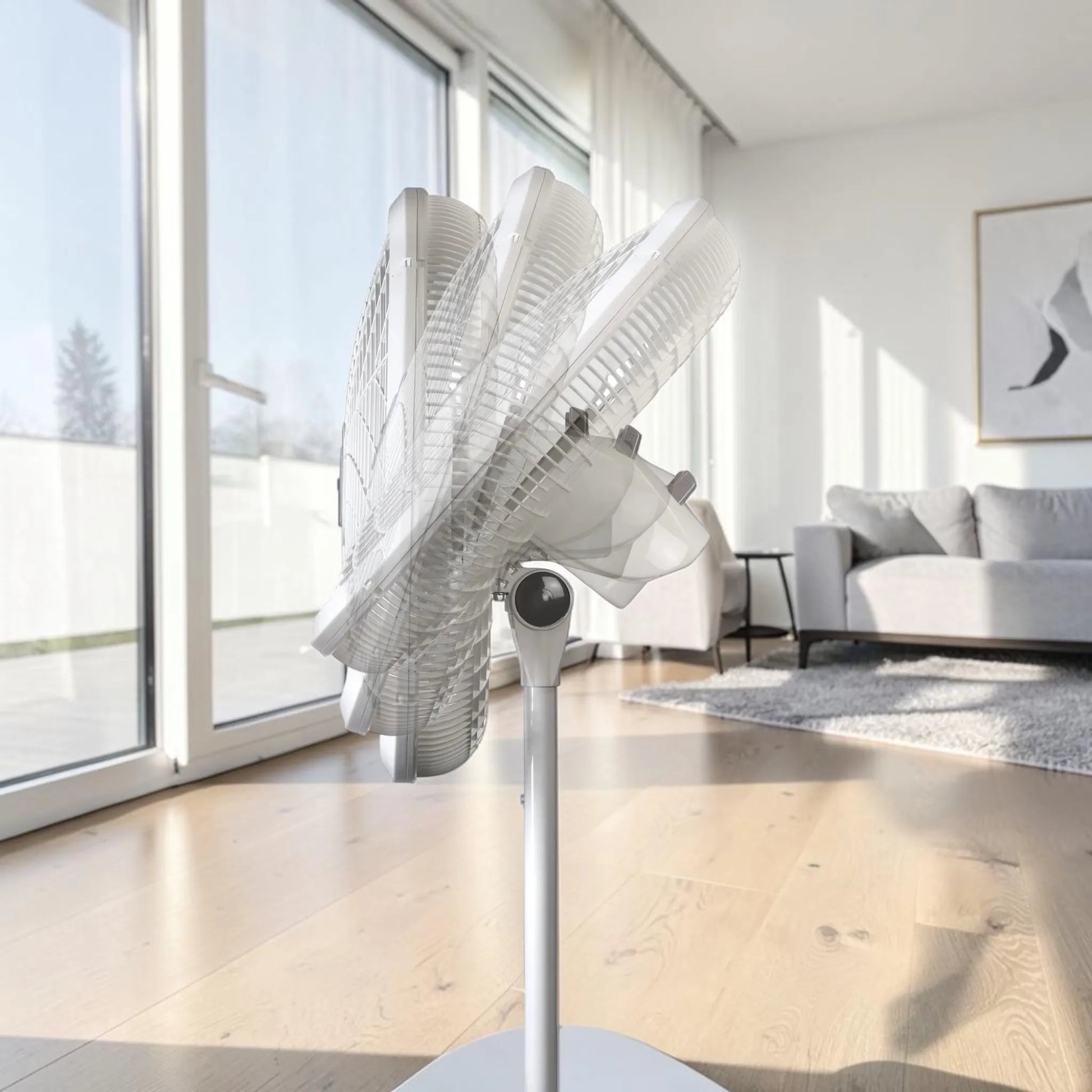 Ventilador pedestal Lasko 1820 blanco visto de lado, mostrando cabezal inclinable y movimiento oscilante.