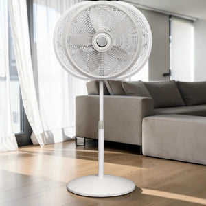 Ventilador pedestal Lasko 1820 blanco en sala moderna, vista frontal con rejilla circular y 5 aspas.