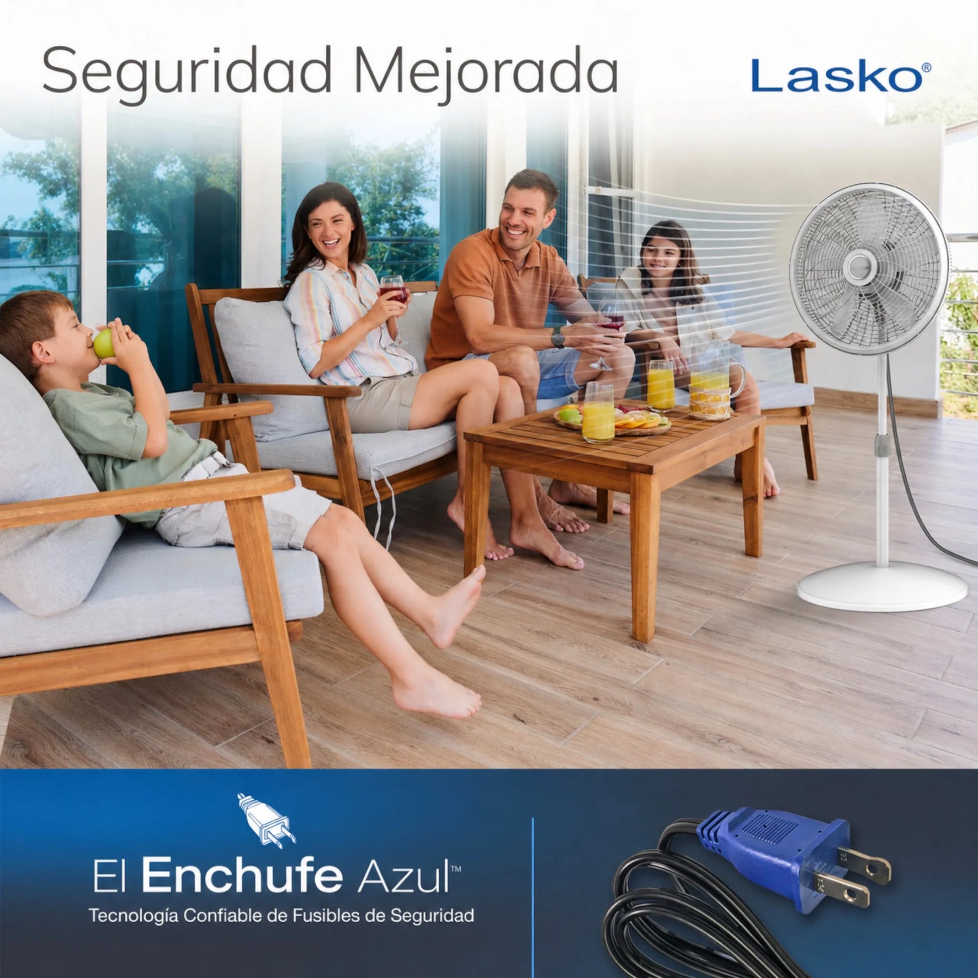Ventilador pedestal Lasko 1820 blanco de 18 pulgadas enfriando a una familia en una terraza, destacando la tecnología de seguridad Blue Plug con enchufe azul y fusible integrado para protección eléctrica.