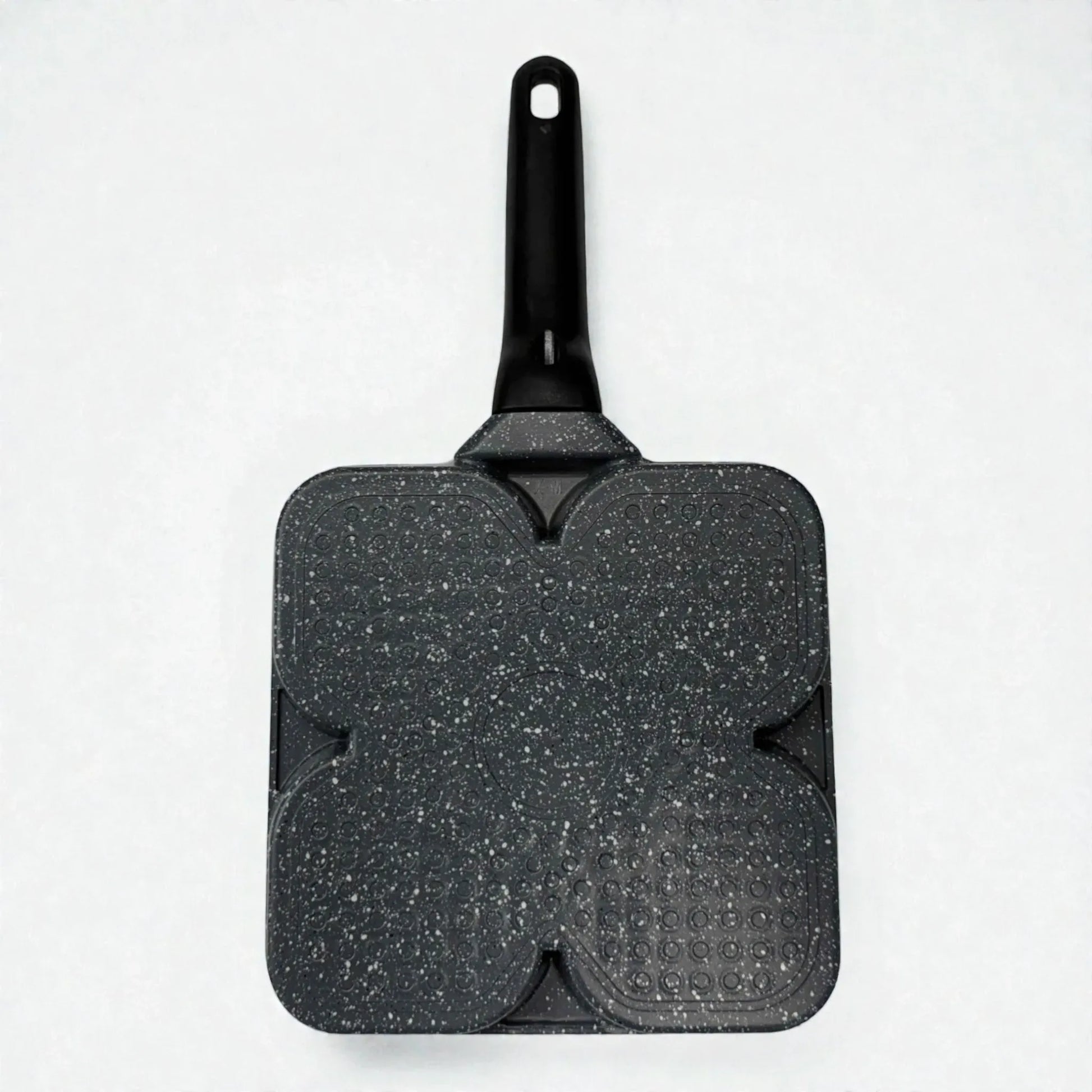 Vista inferior completa del sarten cuadrado Synamore 5 en 1 en color gris moteado con mango negro, mostrando la base texturizada sobre fondo blanco.