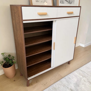 Zapatera de madera Haus Furniture MUEZAP105 color blanco chocolate de 90 x 34 x 90 cm, con puerta deslizable izquierda abierta, repisas internas chocolate y 2 gavetas superiores.